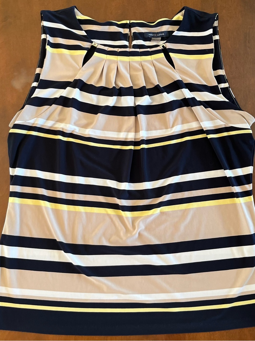 TOMMY HILFIGER - SZ-L Blouse 
Sleeveless. Keyhole. Striped.
